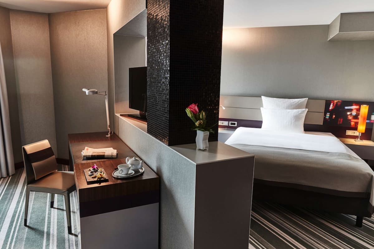 junior suite | hypo-allergenic bedding, minibar, in-room safe, desk