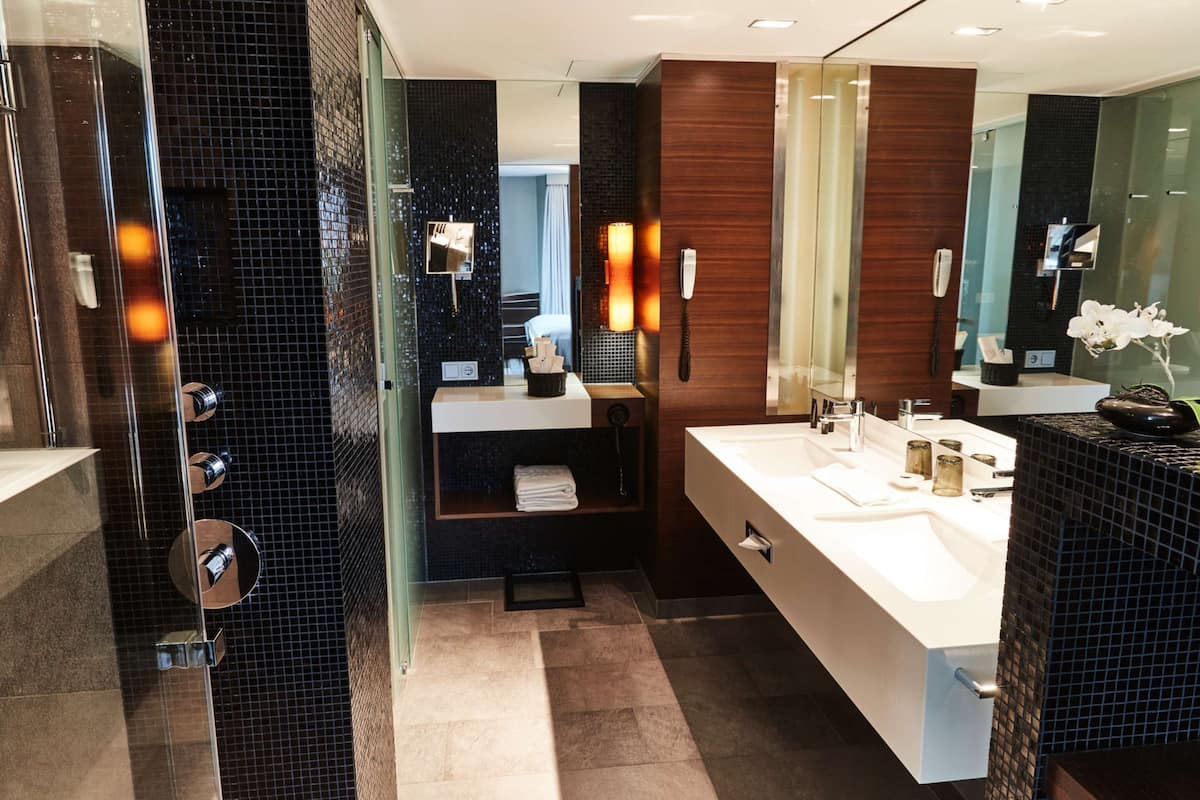 executive suite | bathroom | shower, eco-friendly toiletries, hair dryer, towels