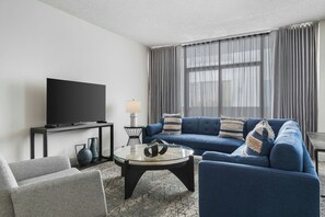 스위트, 침실 1개 | 거실 공간 | LCD TV