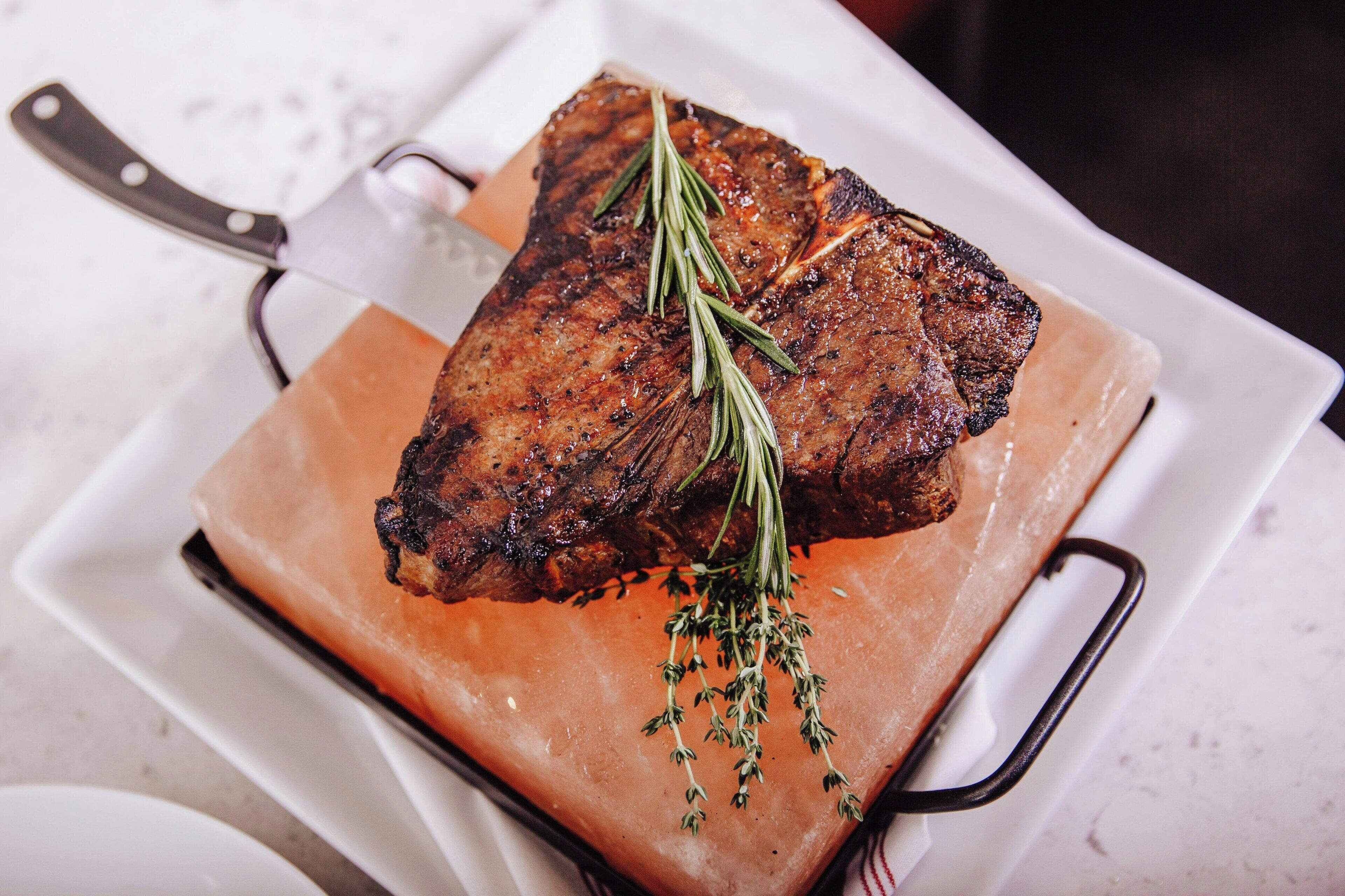 Un steak à la sauge, posé sur une planche à découper.