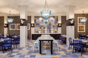 อาหารเช้าแบบบุฟเฟ่ต์ทุกวัน (USD 25 ต่อคน)