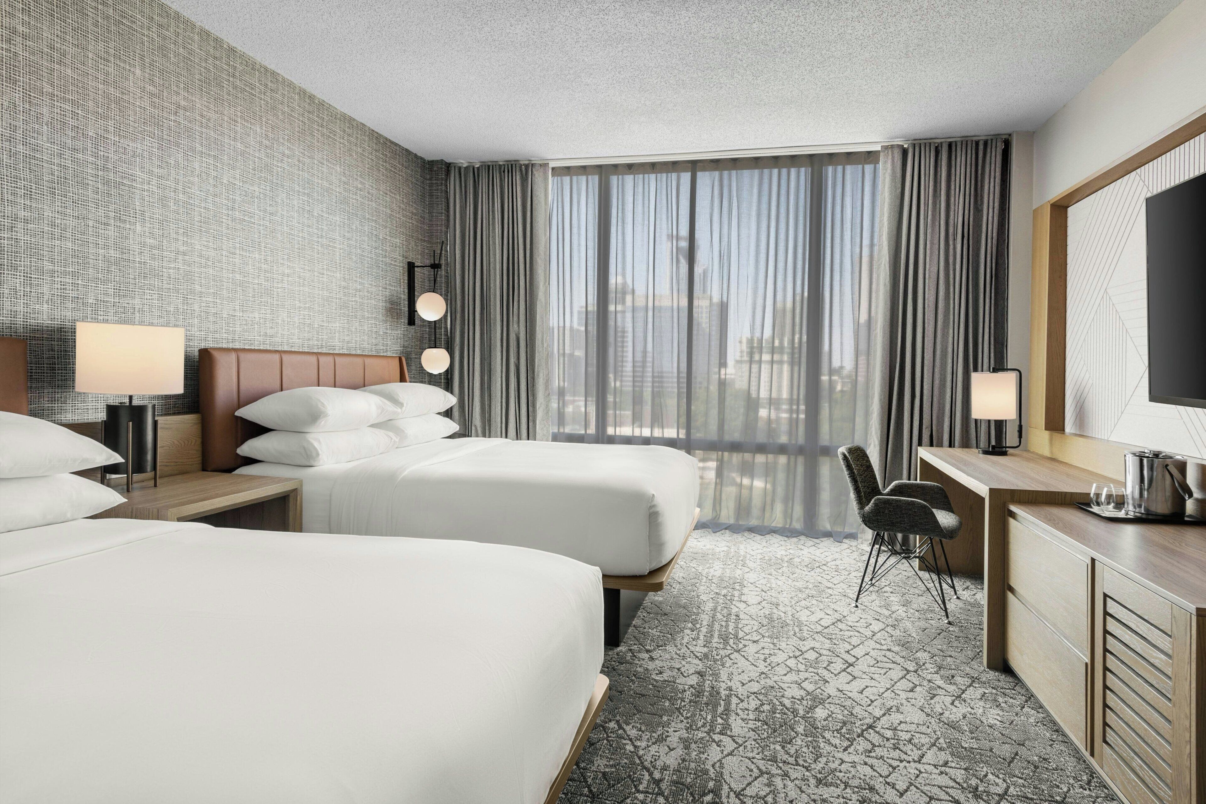 1 dormitorio, caja fuerte, escritorio y cortinas opacas