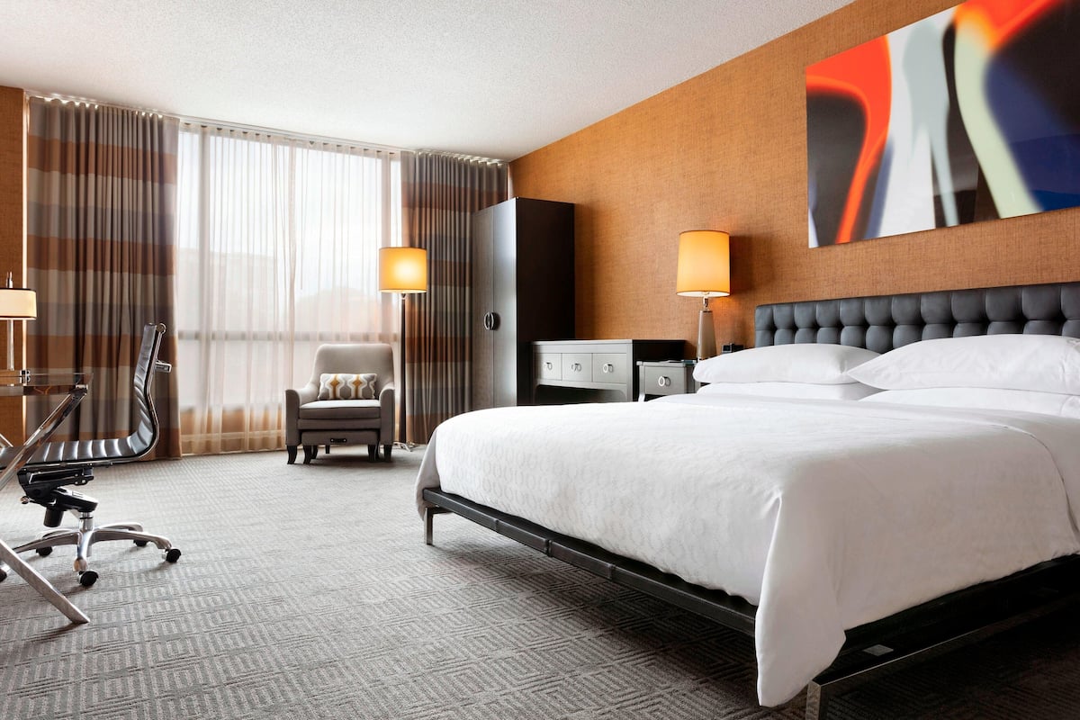 Suite Junior, 1 Tempat Tidur King, sudut | 1 kamar tidur, brankas, meja kerja, dan tirai kedap cahaya