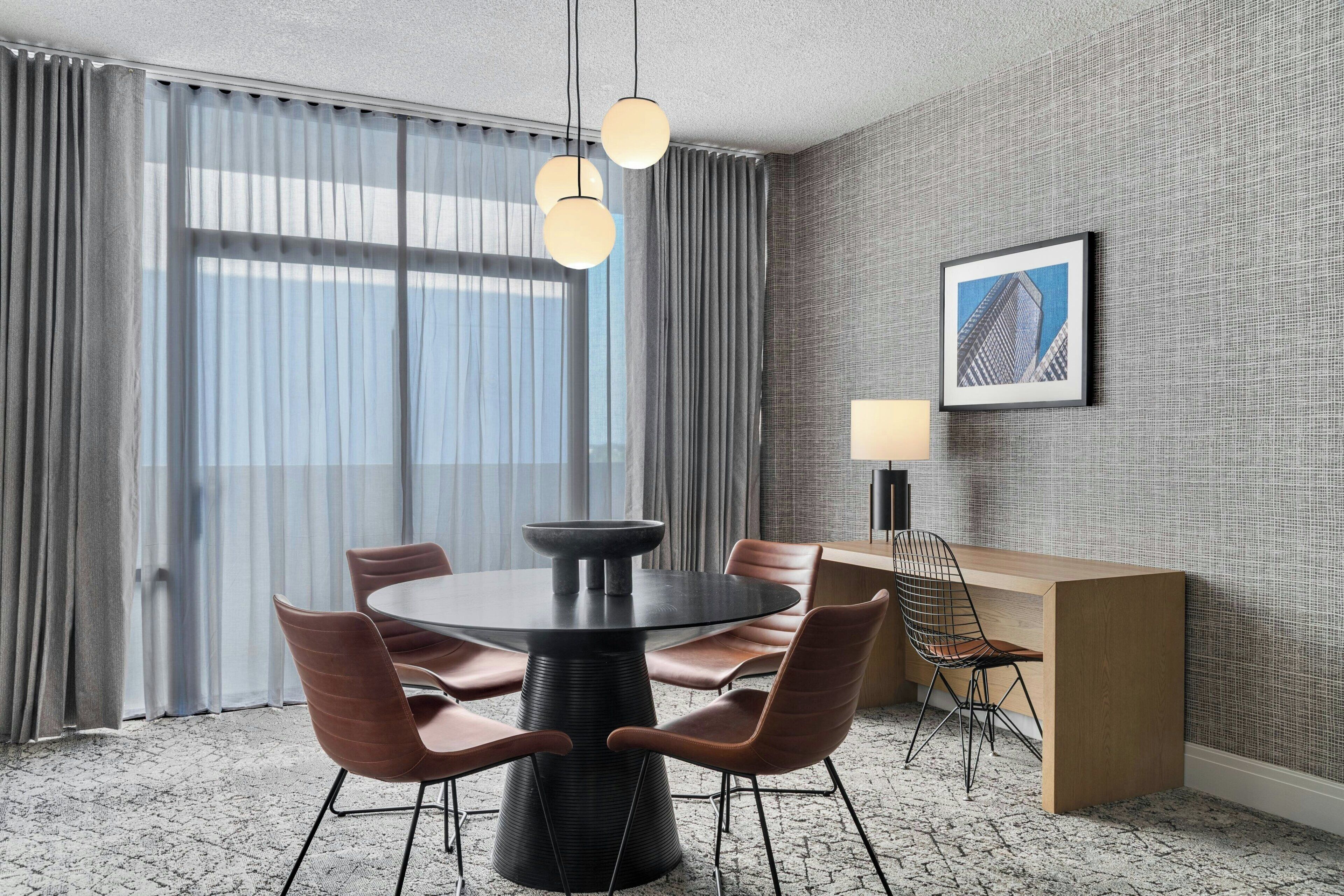 Suite, 1 habitación | 1 dormitorio, caja fuerte, escritorio y cortinas opacas