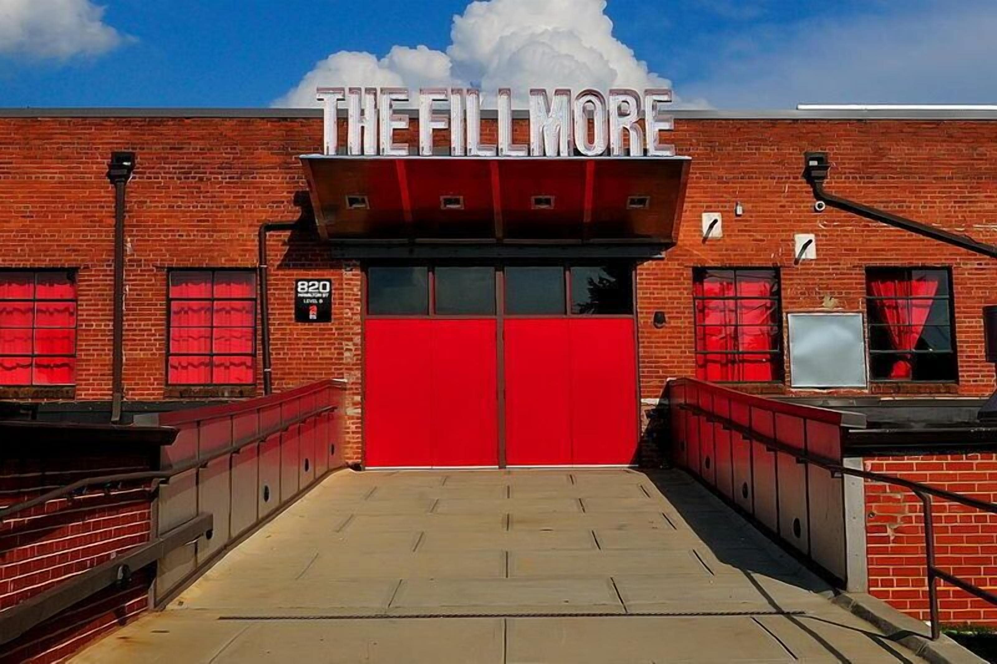 Un edificio de ladrillo rojo con un letrero grande que dice "THE FILLMORE" y el número "820" en la fachada.