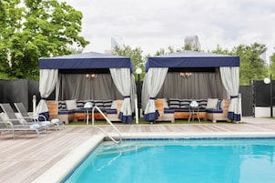 สระว่ายน้ำกลางแจ้งเปิดตามฤดูกาล