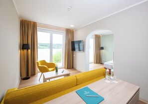 Suite junior | Ropa de cama hipoalergénica, minibar, caja fuerte y escritorio