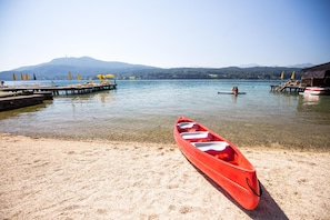 Private beach, sun-loungers, beach umbrellas, beach towels