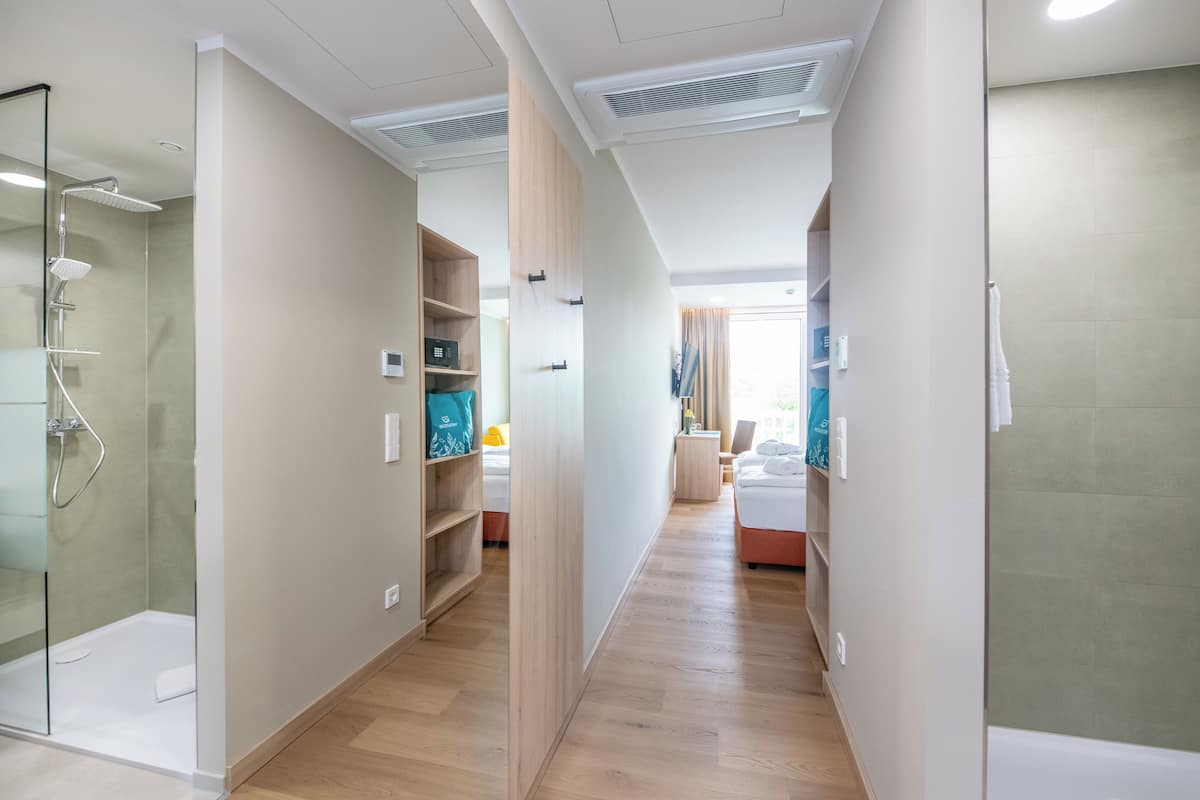 comfort double room, balcony, lake view | 1 bedroom, hypo-allergenic bedding, minibar, in-room safe