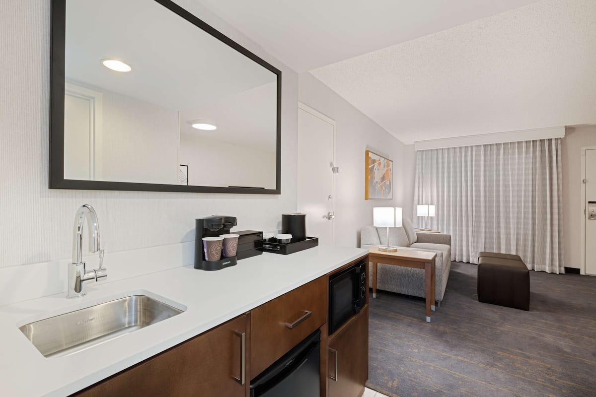 flat-screen tv, pay films