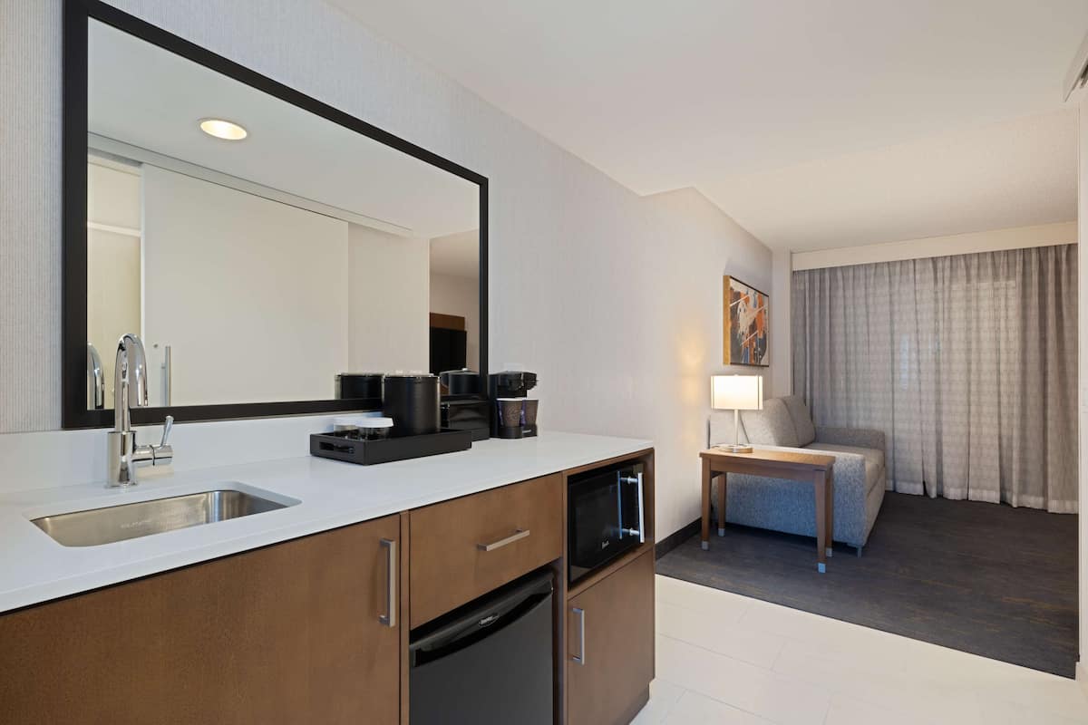 flat-screen tv, pay films