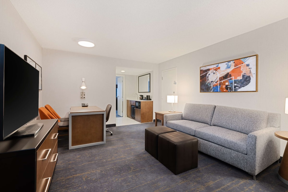 flat-screen tv, pay films