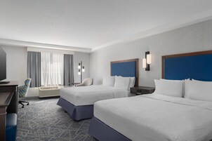 Escritorio, tabla de planchar con plancha, wifi gratis y ropa de cama 