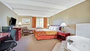 Habitación de hotel con cama, escritorio, silla, televisor y bañera.