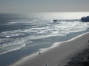 On the beach, beach towels, beach volleyball - Ocean Breeze Club Hotel (Daytona Beach)