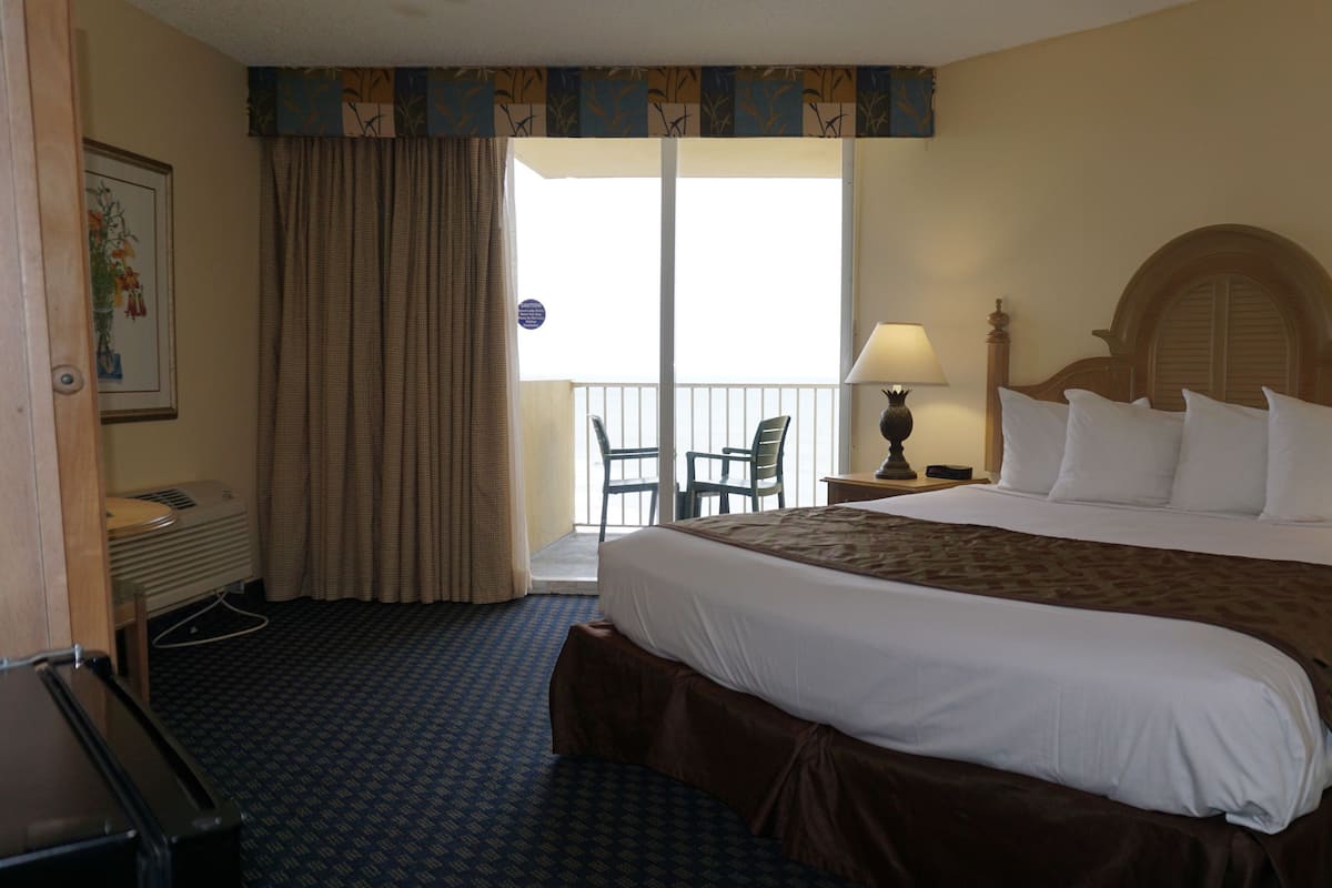 King Ocean Front | Hypo-allergenic bedding, in-room safe, desk, laptop workspace