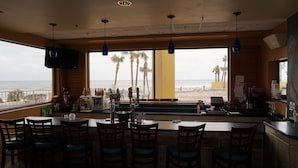 Lounge - Ocean Breeze Club Hotel (Daytona Beach)