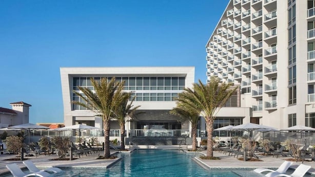 Indoor pool, outdoor pool, pool umbrellas, pool loungers - Ocean Breeze Club Hotel (Daytona Beach)