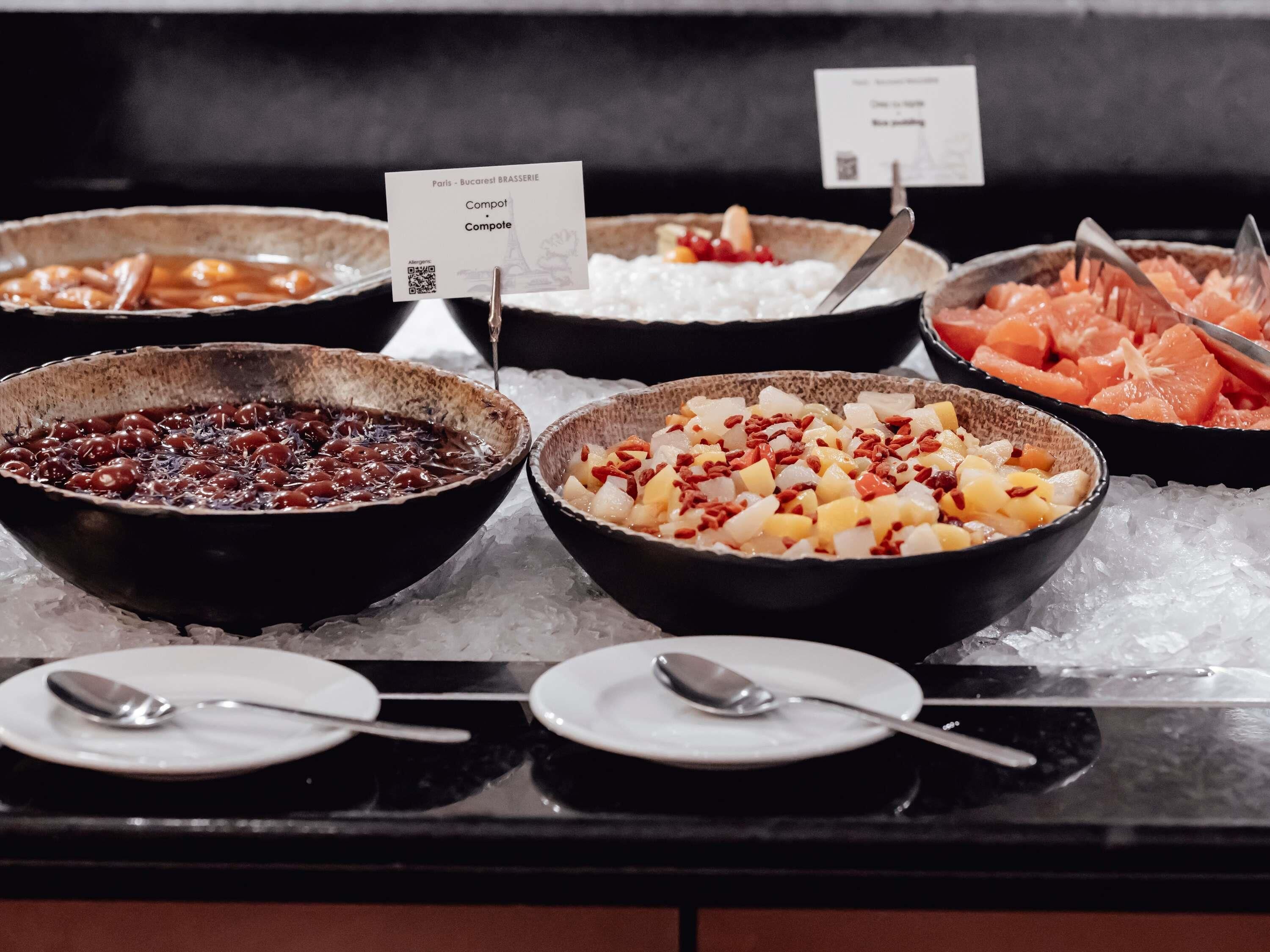 En buffet med forskellige retter anrettet i skåle på et bord.
