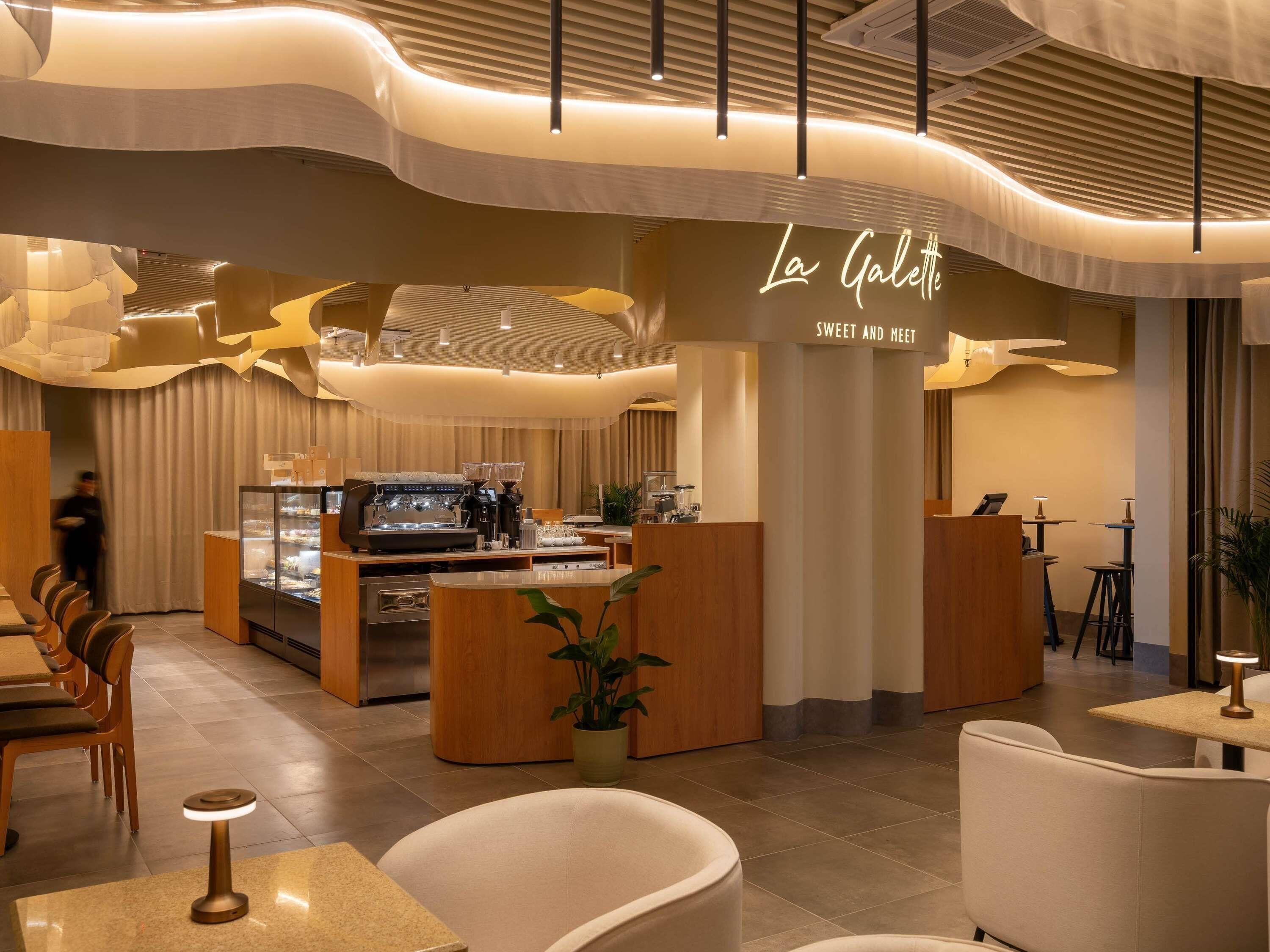 3 か所のレストラン、朝食、ランチ、ディナーに営業 (多国籍料理)