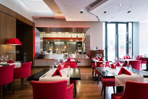 3 restaurants, breakfast, lunch, dinner served; international cuisine 
