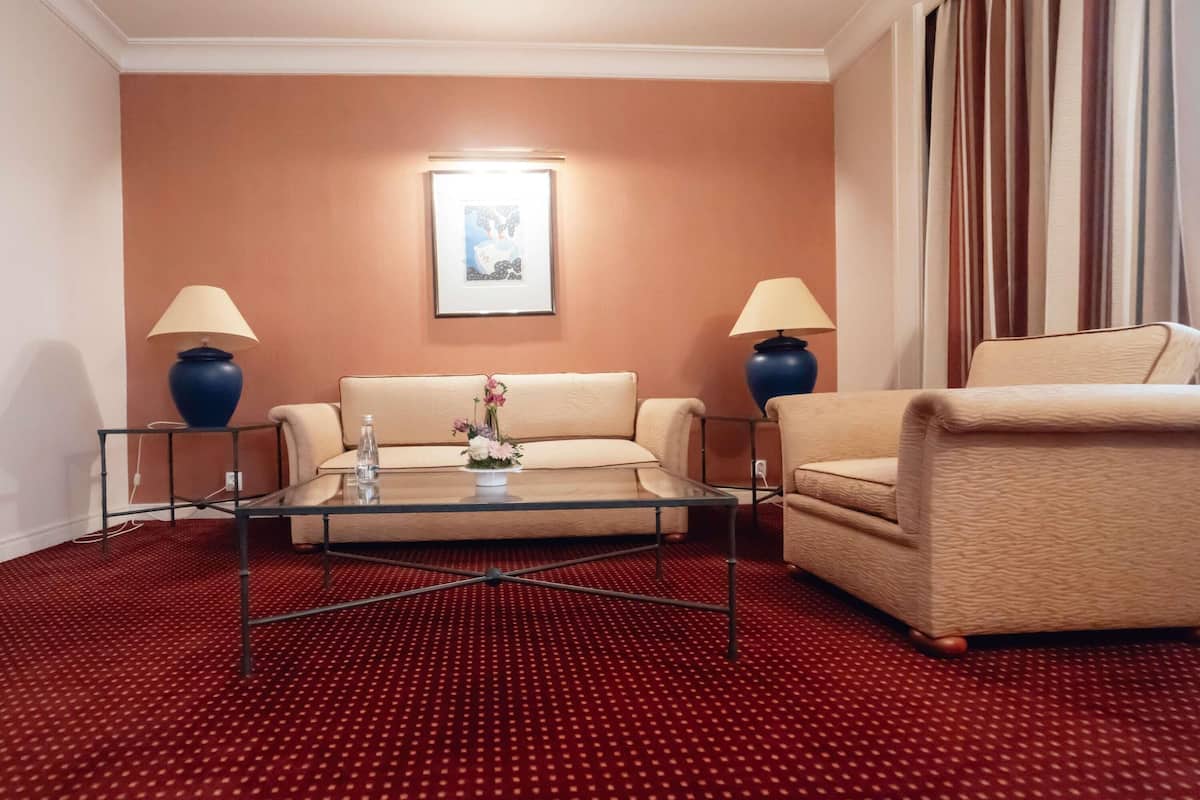 Egyptian cotton sheets, premium bedding, pillowtop beds, minibar