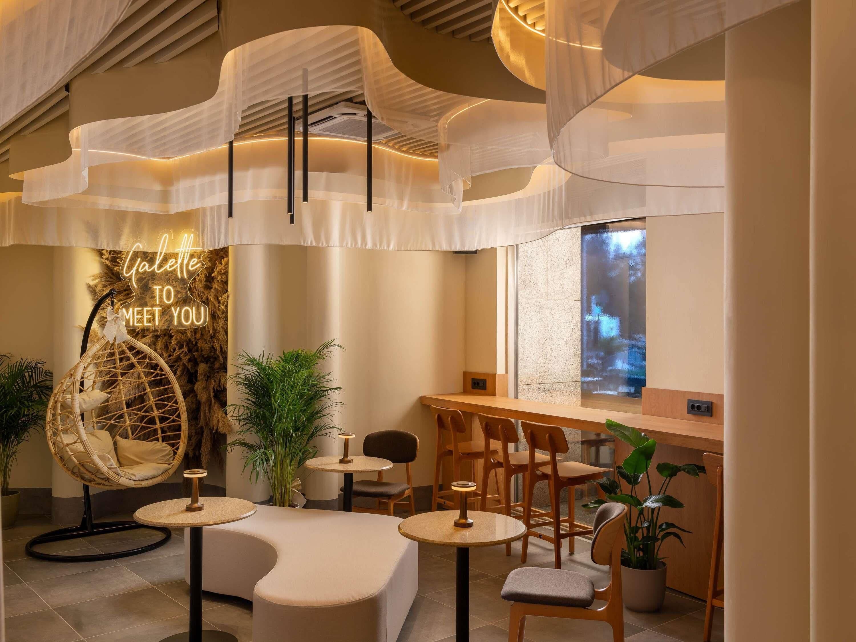 3 か所のレストラン、朝食、ランチ、ディナーに営業 (多国籍料理)