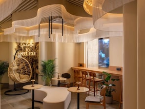 3 restaurants, breakfast, lunch, dinner served; international cuisine