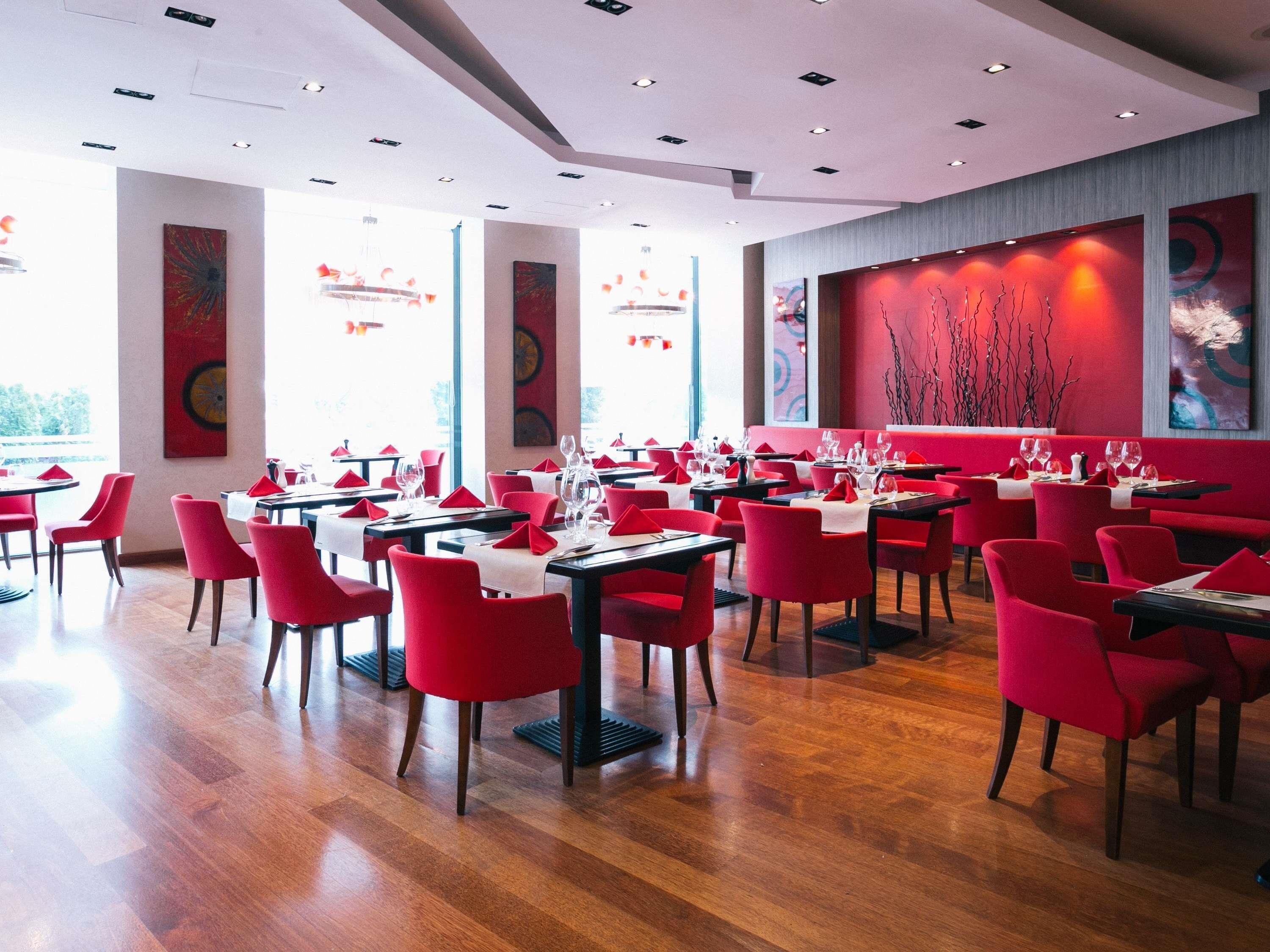 3 間餐廳；供應早餐、午餐、晚餐；多國菜