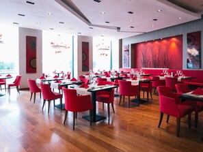 3 ristoranti, aperti a colazione e a pranzo, cucina internazionale