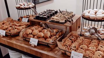 3 か所のレストラン : 朝食、ランチ、ディナーに営業