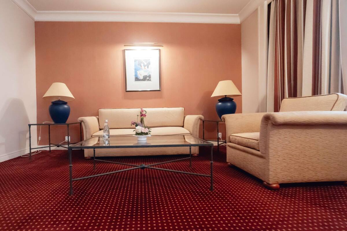 Egyptian cotton sheets, premium bedding, pillowtop beds, minibar