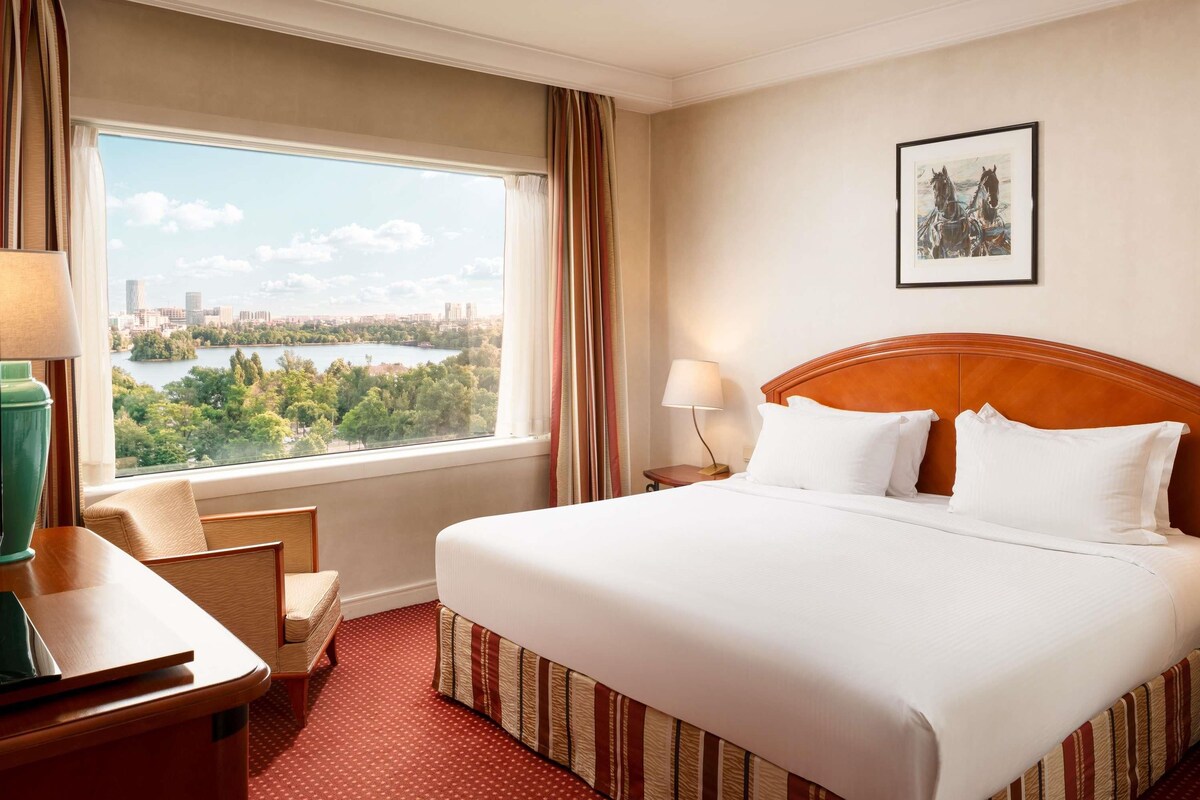 Egyptian cotton sheets, premium bedding, pillow-top beds, minibar