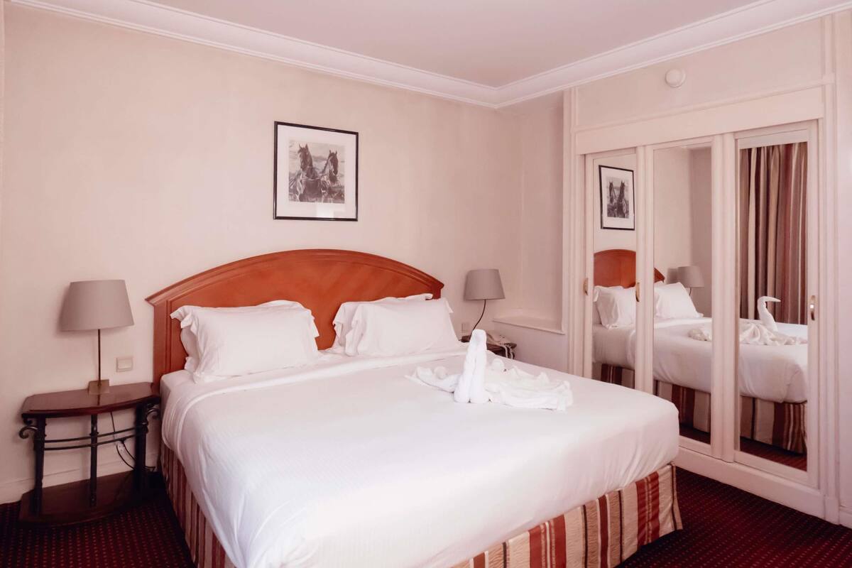 Deluxe Room, 1 Double Bed | Egyptian cotton sheets, premium bedding, pillowtop beds, minibar