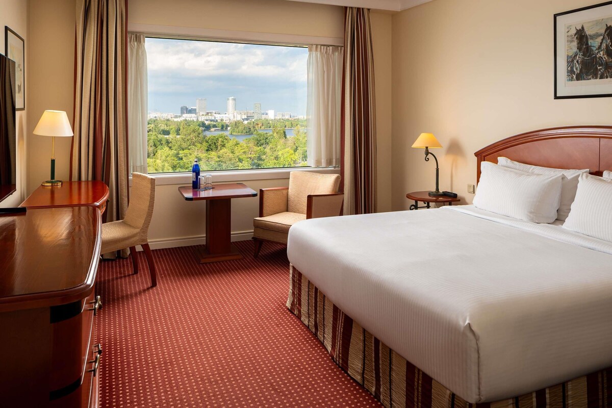 Egyptian cotton sheets, premium bedding, pillow-top beds, minibar