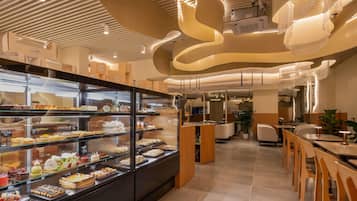 3 restaurants servant le petit déjeuner, le déjeuner et le dîner