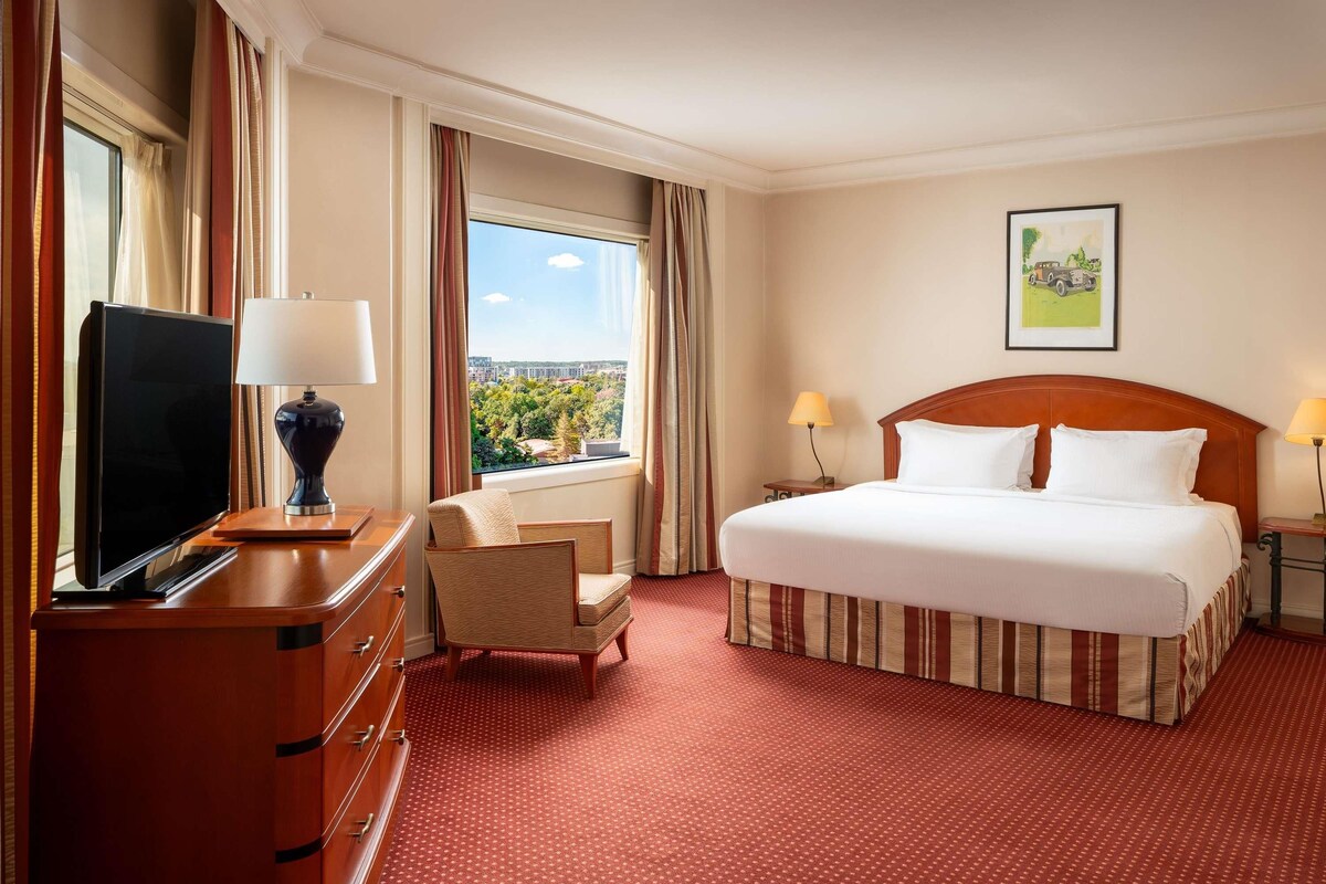 Egyptian cotton sheets, premium bedding, pillow-top beds, minibar