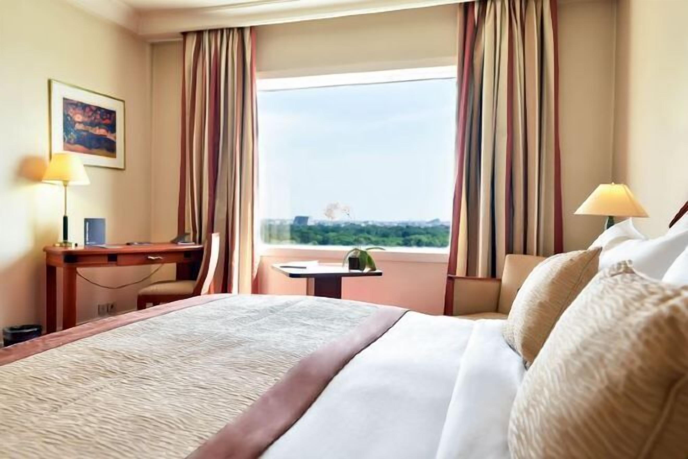 Egyptian cotton sheets, premium bedding, pillowtop beds, minibar