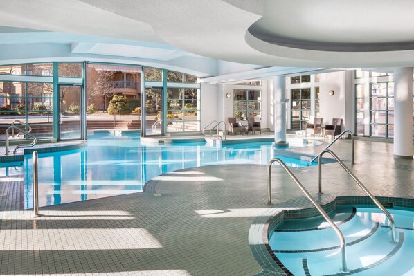 Innenpool, Außenpool, geöffnet von 08:00 Uhr bis 22:00 Uhr, Liegestühle