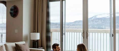 Schreibtisch, laptopgeeigneter Arbeitsplatz, Bügeleisen/Bügelbrett