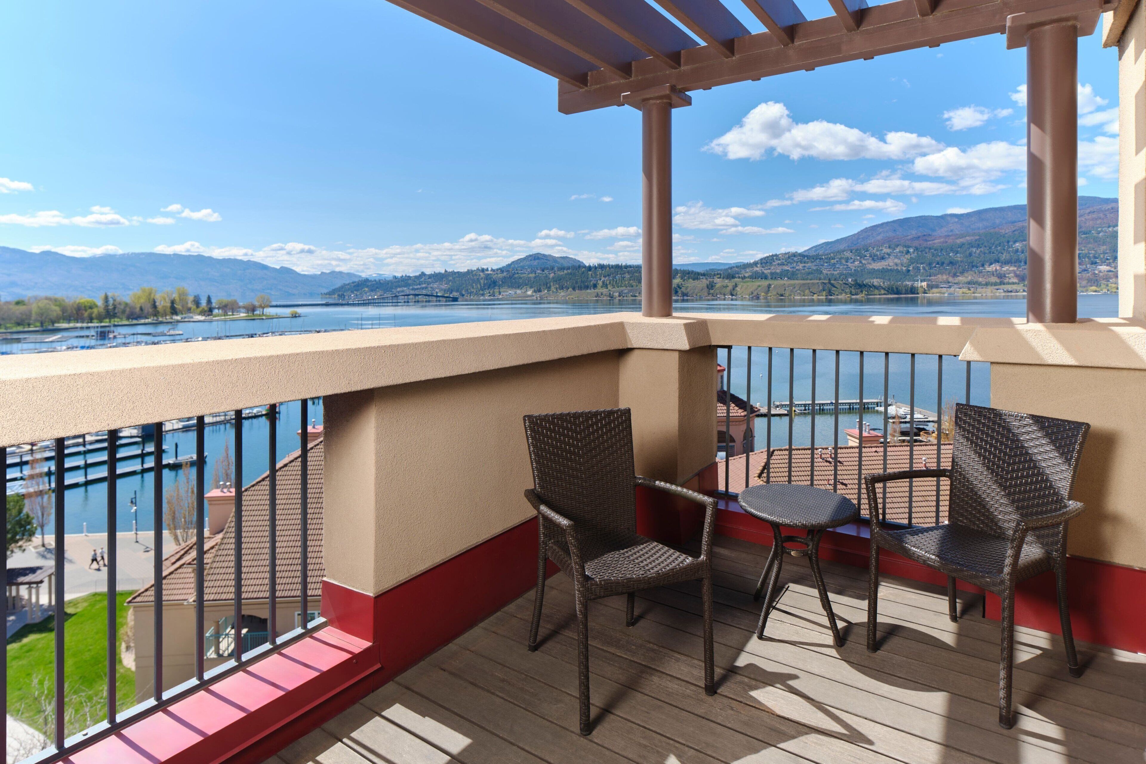 Een bureau, een laptopwerkplek, een strijkplank/strijkijzer