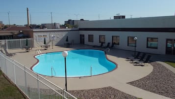 Una piscina techada, una piscina al aire libre