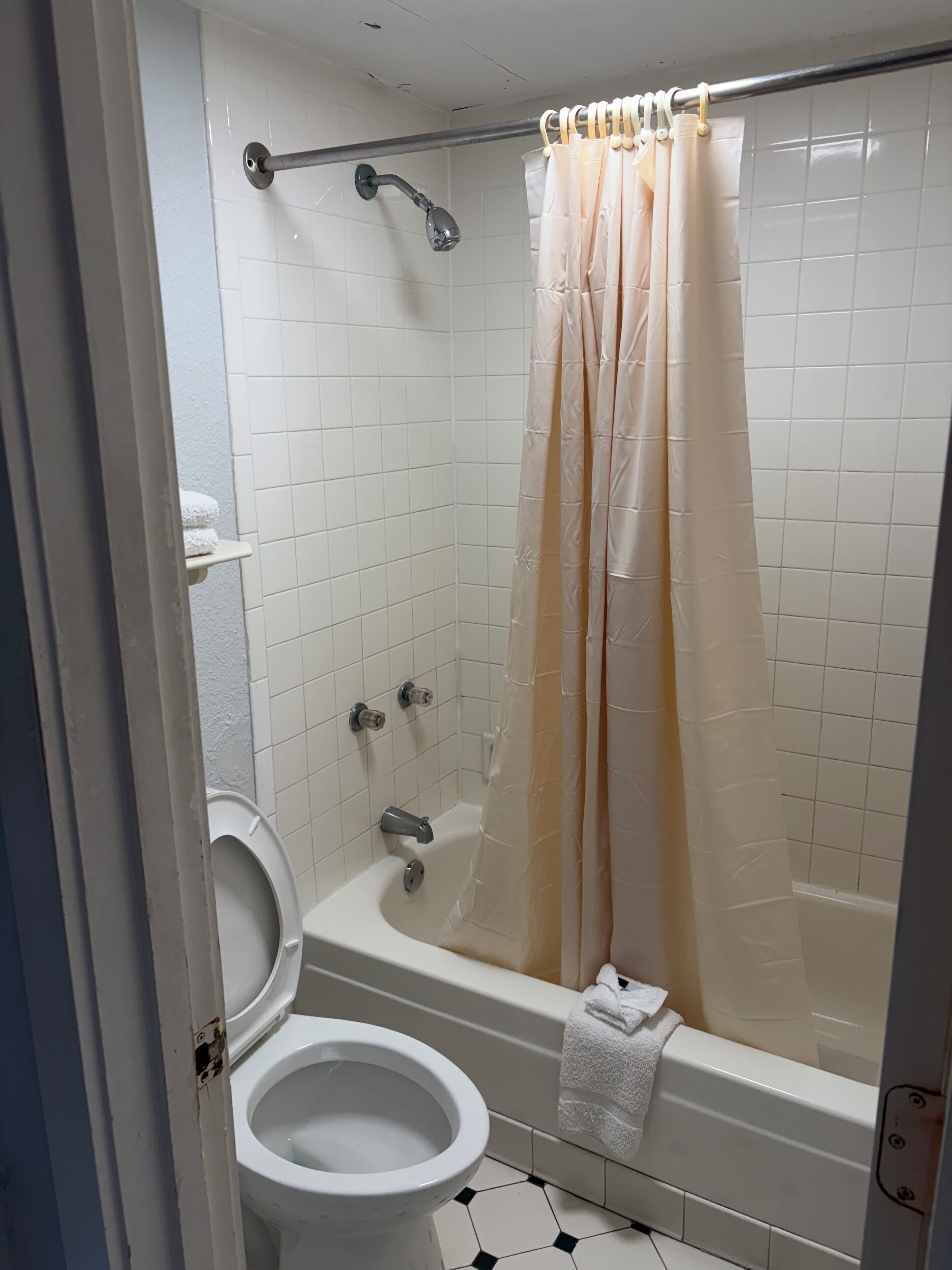 Duschwanne, kostenlose Toilettenartikel, Haartrockner, Handtücher
