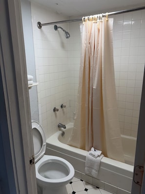 Combined shower/bathtub, free toiletries, hair dryer, towels - America's Inn Sugarland Stafford (Houston)