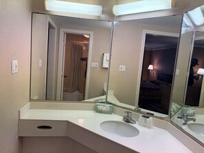 Combined shower/bathtub, free toiletries, hair dryer, towels - America's Inn Sugarland Stafford (Houston)