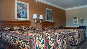 Escritorio, cortinas blackout y tabla de planchar con plancha
