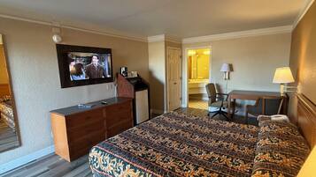 Skrivebord, blendingsgardiner, strykejern/-brett og wi-fi (inkludert)