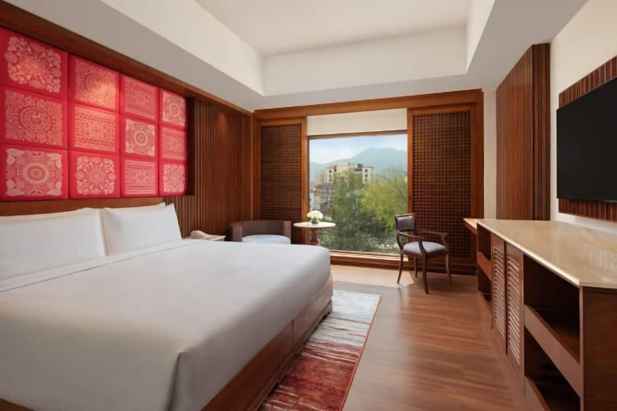 1 bedroom, premium bedding, down comforters, minibar