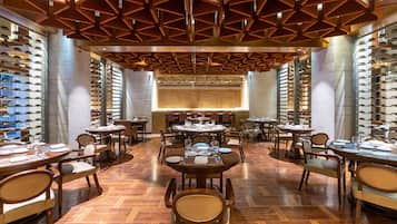 3 restaurantes; se sirve desayuno, almuerzo, cena y brunch