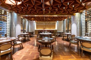 3 restaurants; breakfast, lunch, dinner and brunch served 